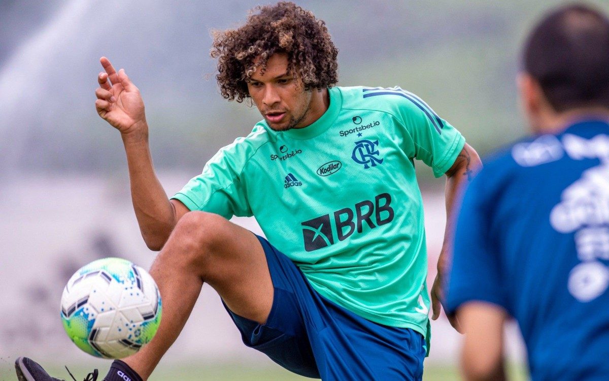 Arão fazendo trabalhos específicos com o fisioterapeuta Puglia