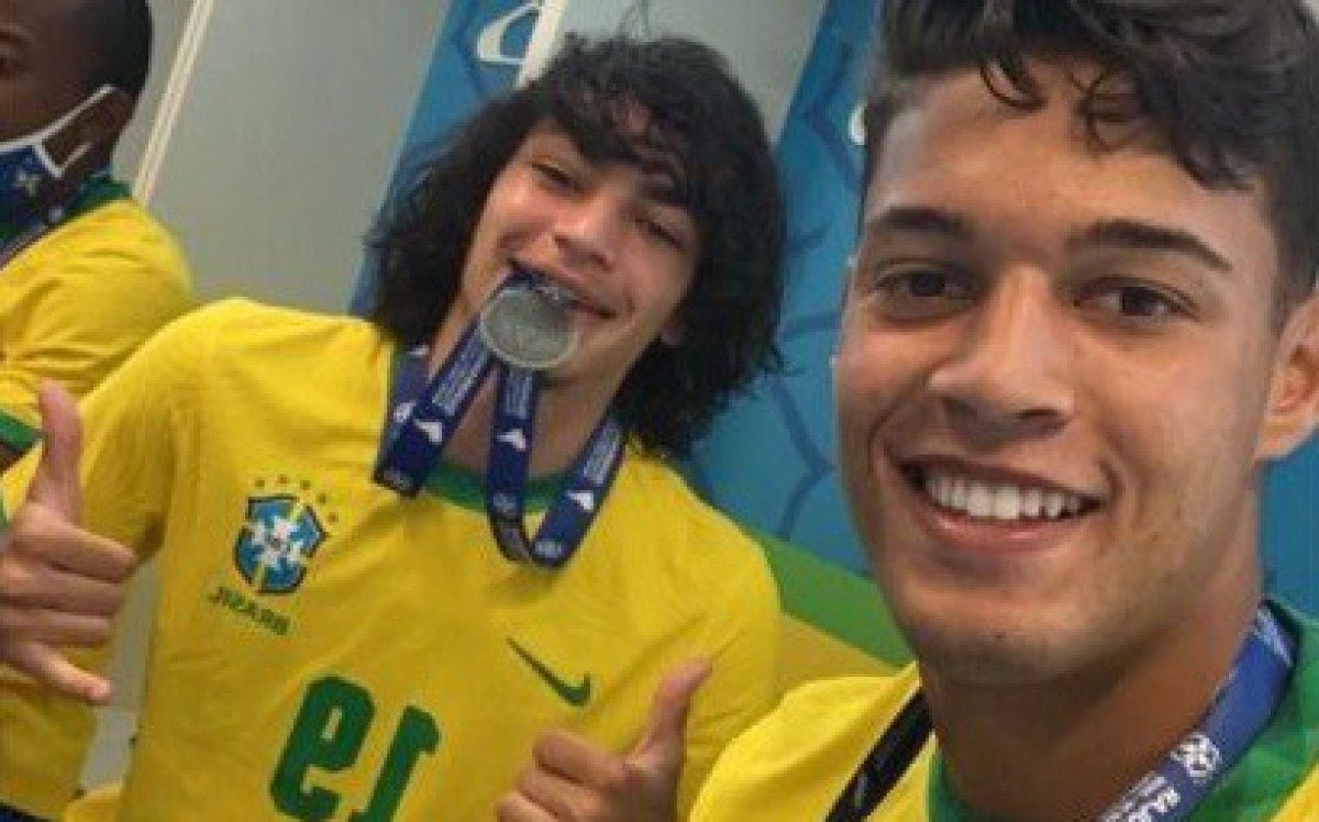 Matheus Nascimento e Sousa festejam o título com a Seleção Sub-20