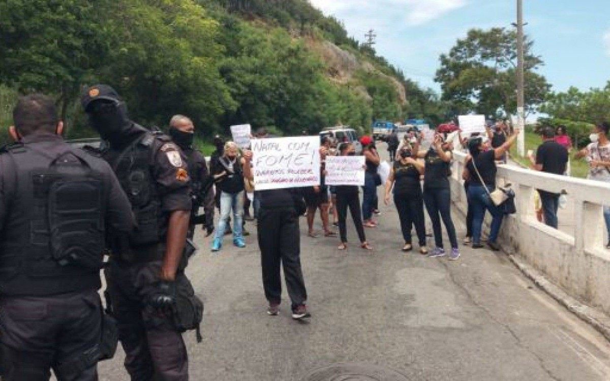 Saúde de Cabo Frio fecha a ponte e protesta contra atraso dos salários  - Alcineu Ribeiro 