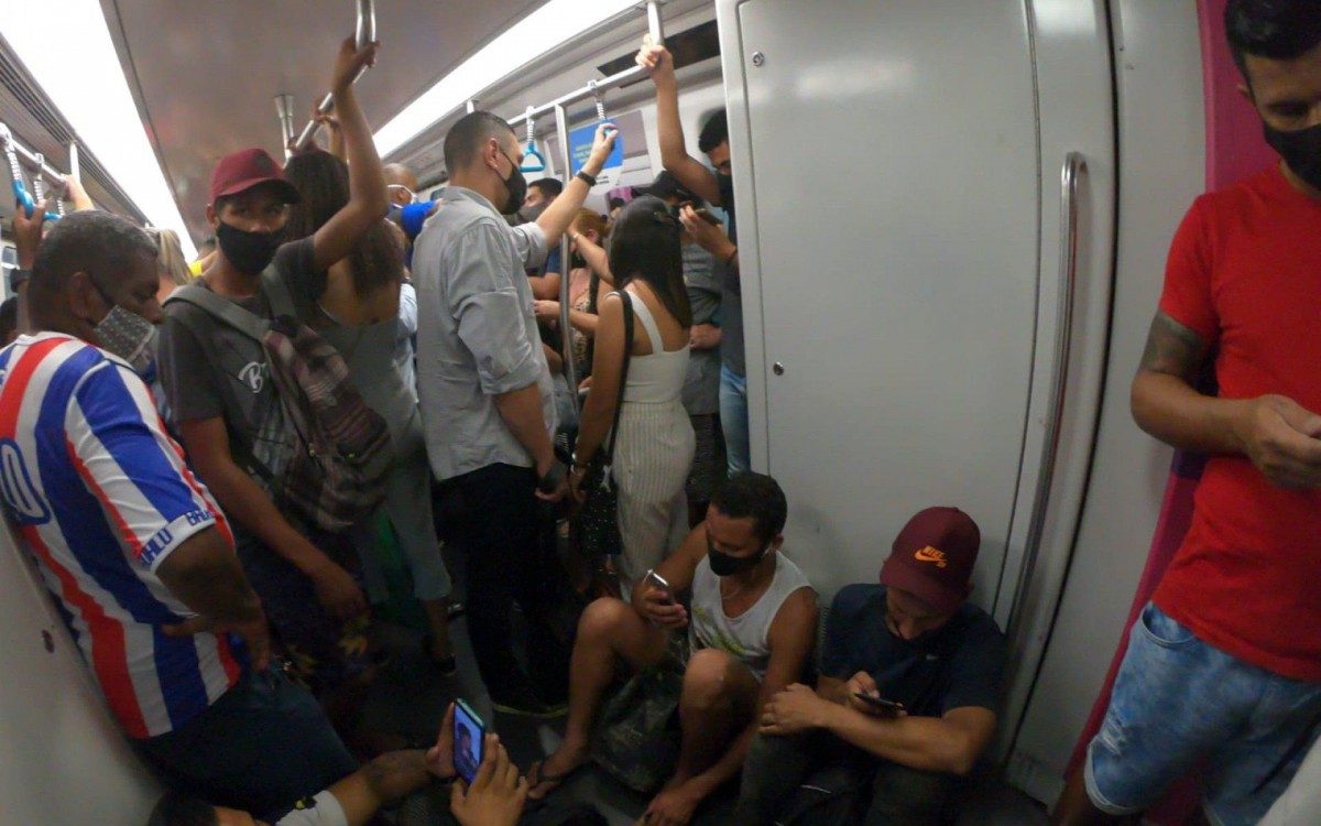 Fotojornalista Márcio Rocche flagra vagões do Metrô Rio lotados na manhã desta sexta-feira
