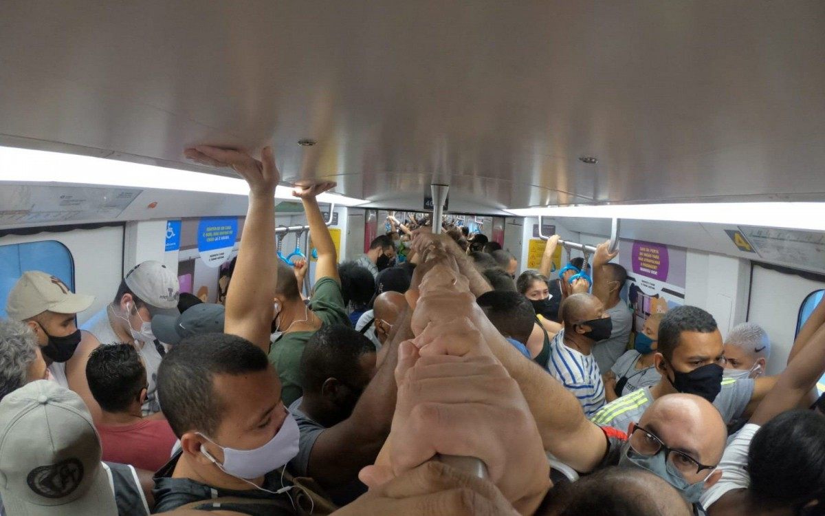 Fotojornalista Márcio Rocche flagra vagões do Metrô Rio lotados na manhã desta sexta-feira