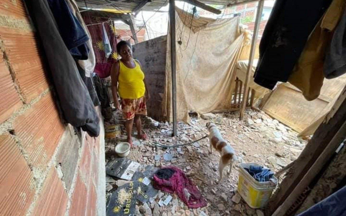 Vania Silva da Conceição, também do Quiabo, mostra o que seria um quarto na casa de um cômodo