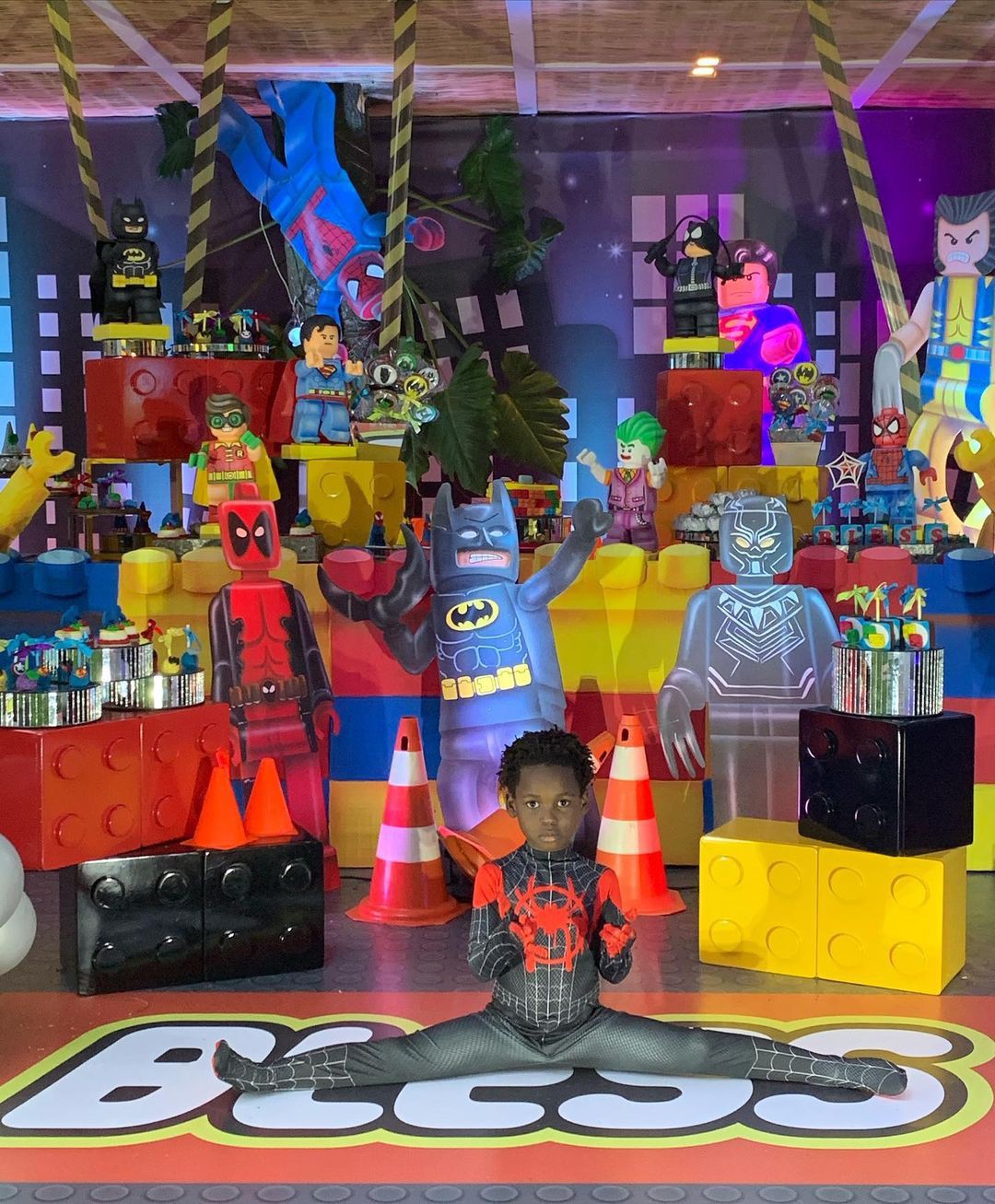 Bless teve uma festinha de aniversário com tema de super-heróis - Reprodução Internet