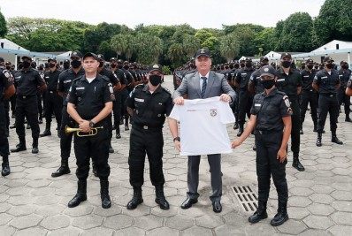 Bolsonaro critica imprensa durante formatura de novos soldados da PM