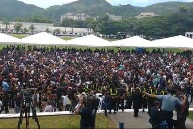Vídeo: Bolsonaro provoca aglomeração em formatura de PMs no Rio