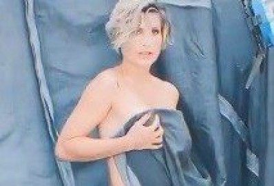 Flávia Alessandra posa completamente nua e enrolada em um lençol