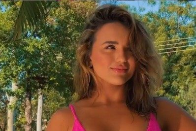 Com um biquíni pequenininho, Rafa Kalimann exibe o bumbum na nuca