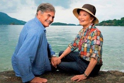 Tarcísio Meira e Glória Menezes posam à beira do rio em fazenda de gado