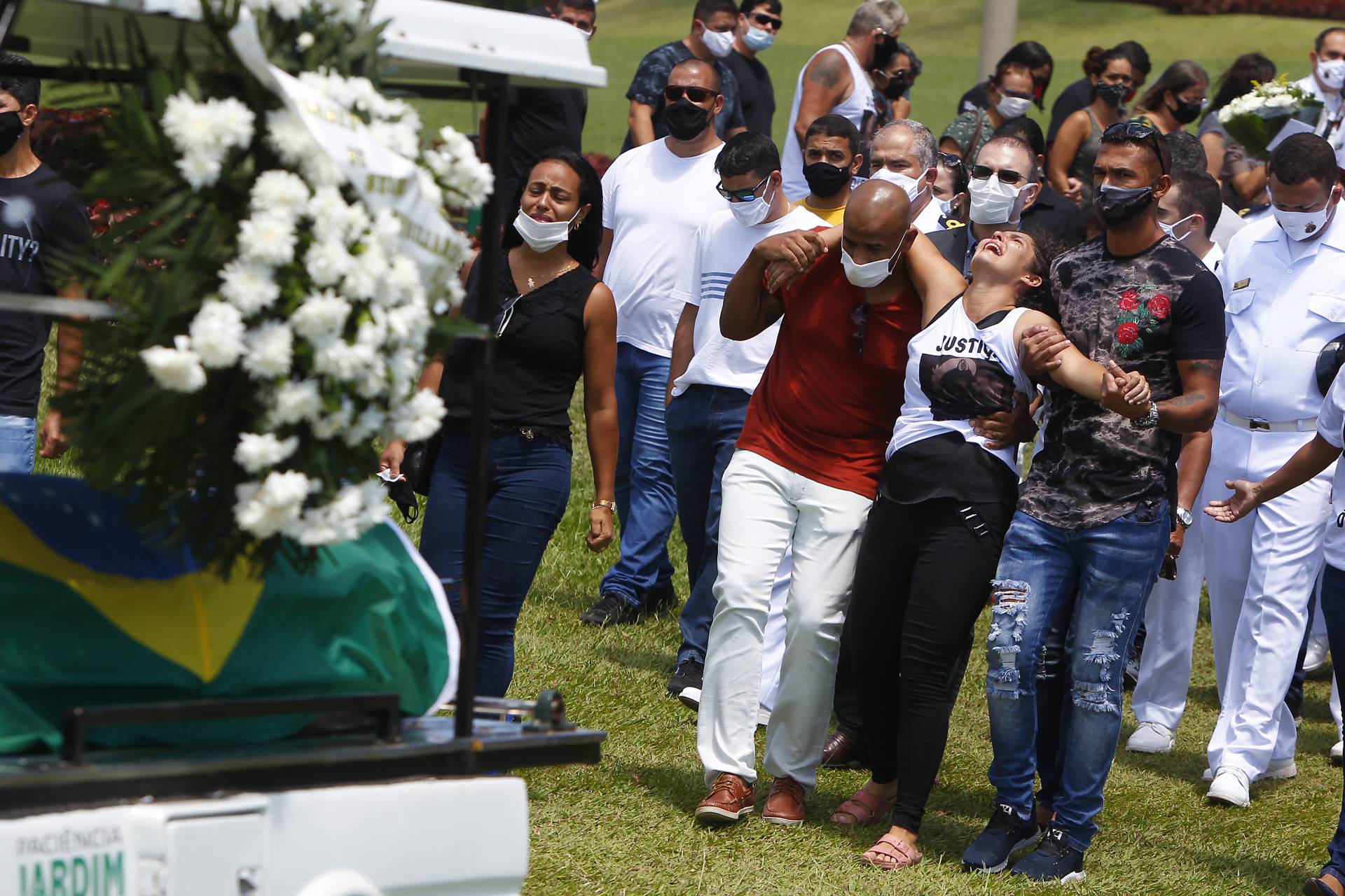 Rio de Janeiro 18/12/2020 - Foi sepultado na tarde deesta sexta feira o corpo do sargento da Marinha Diego Gomes da Silva, 36. Morto em um acidente de carro pelosurfista Felipe Cesarano conhecido como Gordo. Na foto acima a esposa Patricia Gomes. Foto: Luciano Belford/Agencia O DIa - Luciano Belford/Agencia O Dia