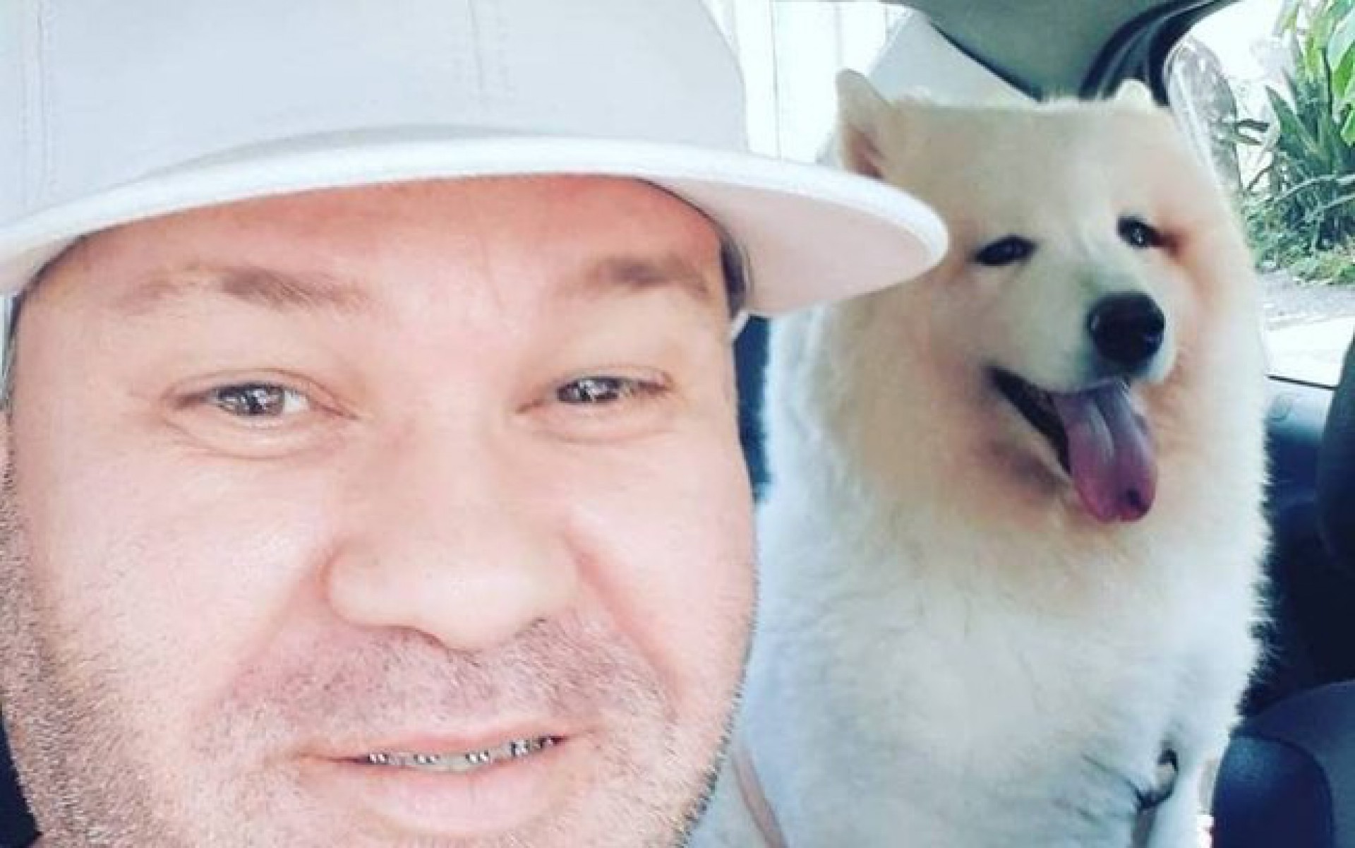O motorista Emerson Lima e a cadela adotada, rebatizada de Vida  - Reprodução / Instagram 
