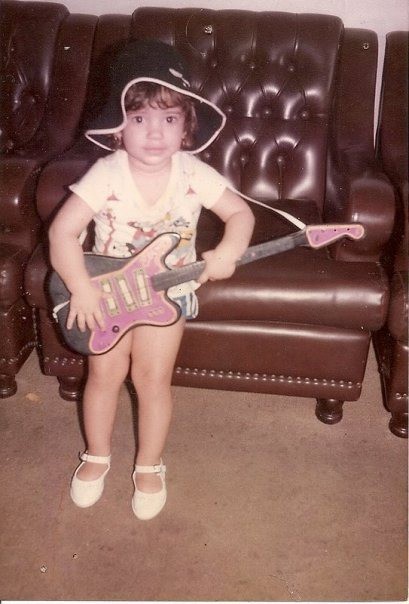 Renata Cabral com uma guitarra de brinquedo. Desde criança a menina já tinha vocação para a música - Arquivo Pessoal