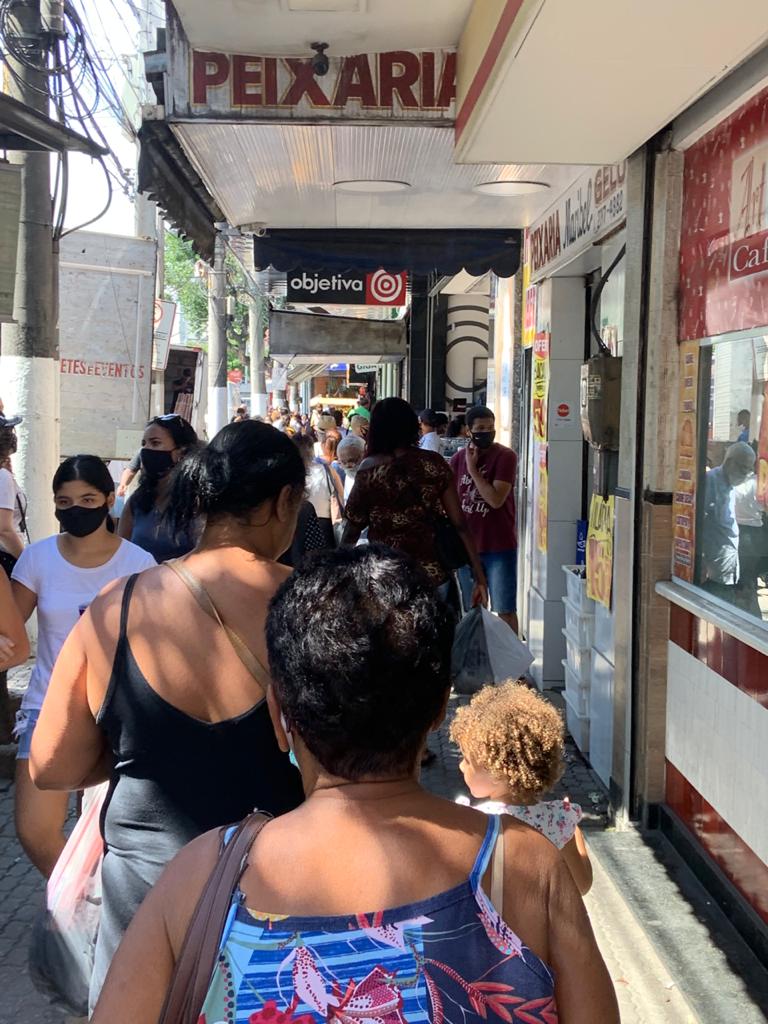 Pelas ruas, movimento maior que o normal