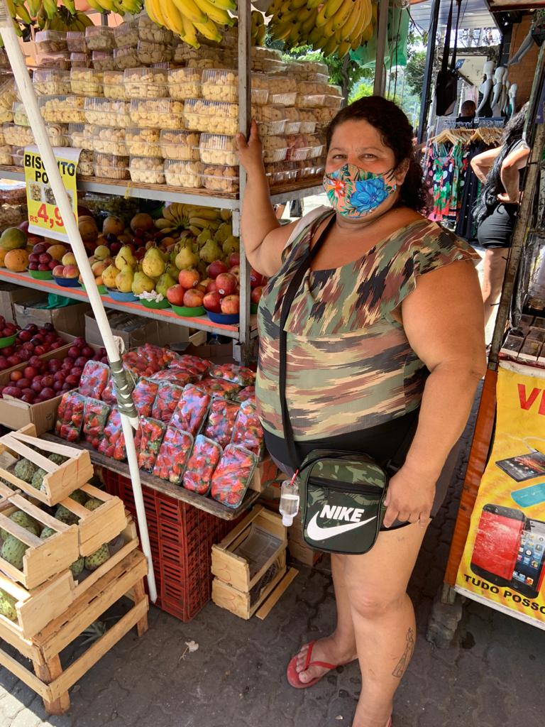 A comerciante Luciana Monteiro na banca que trabalha há 26 anos