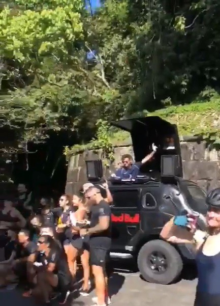 Mesmo proibido, DJ provoca aglomeração no Parque Nacional da Tijuca - Reprodução