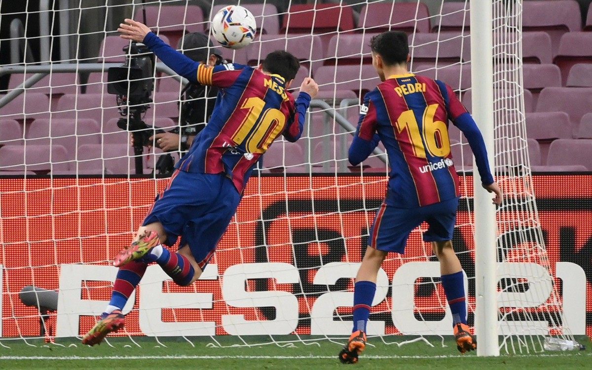 De cabeça, Messi marcou seu gol de número 643 pelo Barcelona - LLUIS GENE/AFP