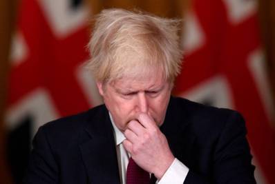 Aliado de Boris Johnson tenta justificar festa durante a pandemia e premiê vira alvo de piadas