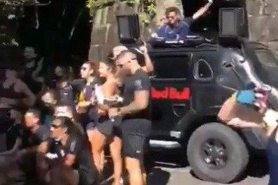 Vídeo: Mesmo proibido, DJ provoca aglomeração no Parque Nacional da Tijuca
