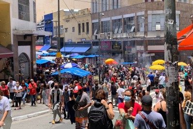 Compras de Natal geram aglomeração na 25 de março e Brás
