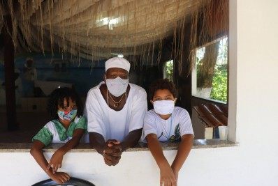 Papai Noel distribui 1800 kits para frequentadores de terreiros de Candomblé