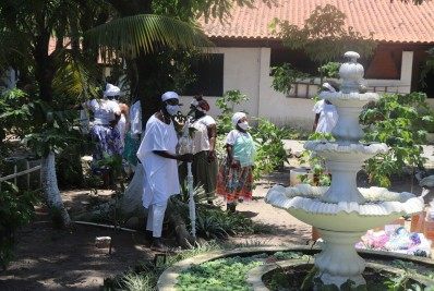 Papai Noel distribui 1800 kits para frequentadores de terreiros de Candomblé