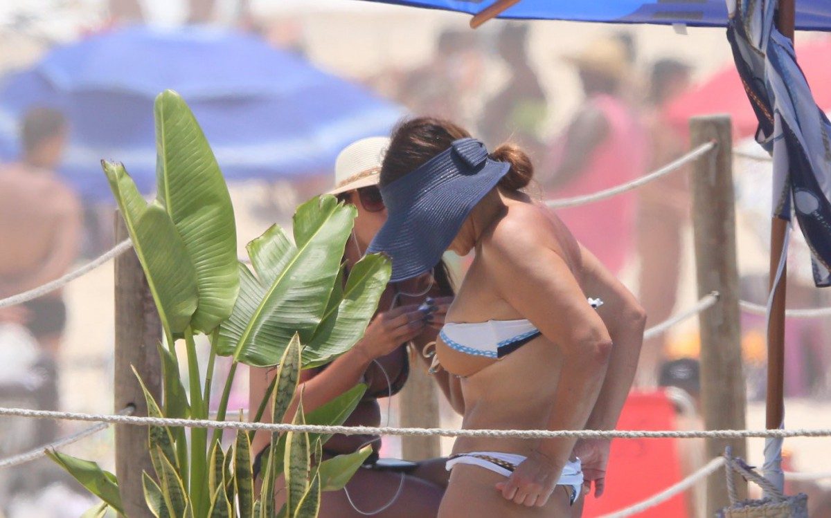 Sula Miranda, a eterna Rainha dos Caminhoneiros, curte dia de praia na Barra da Tijuca