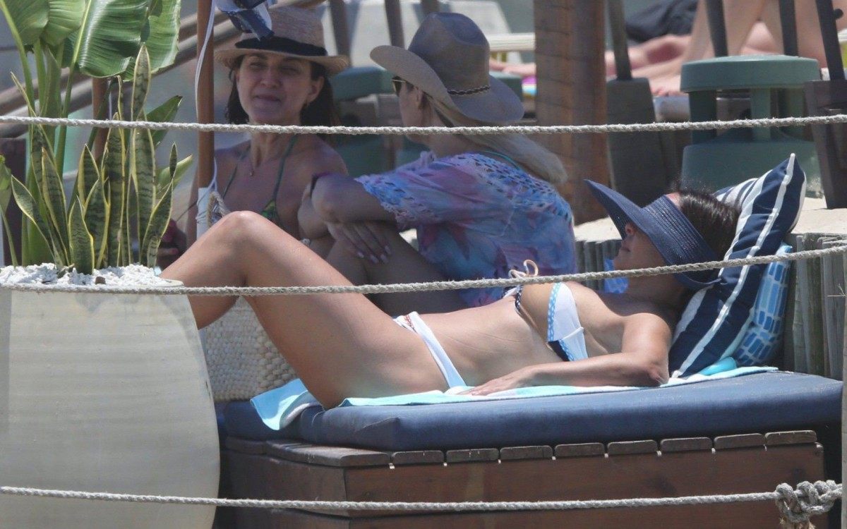 Sula Miranda, a eterna Rainha dos Caminhoneiros, curte dia de praia na Barra da Tijuca