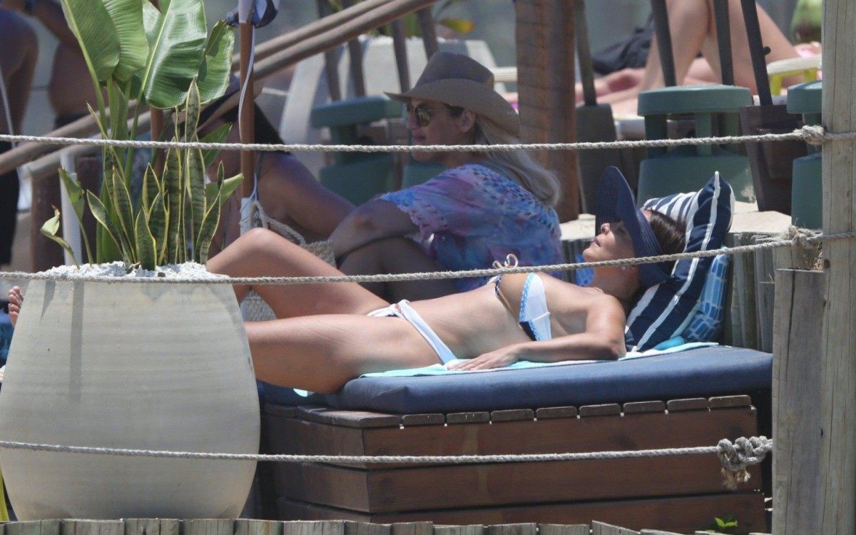 Sula Miranda, a eterna Rainha dos Caminhoneiros, curte dia de praia na Barra da Tijuca