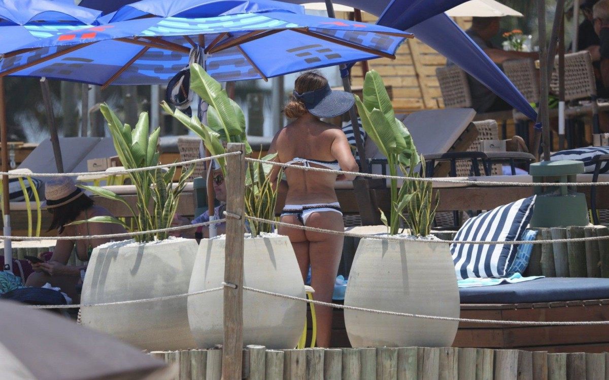 Sula Miranda, a eterna Rainha dos Caminhoneiros, curte dia de praia na Barra da Tijuca