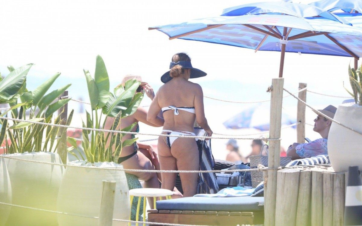 Sula Miranda, a eterna Rainha dos Caminhoneiros, curte dia de praia na Barra da Tijuca