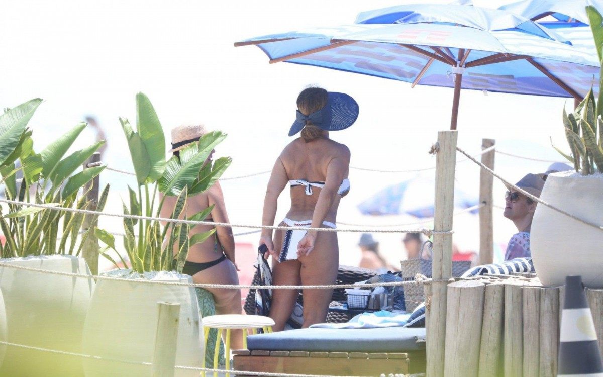 Sula Miranda, a eterna Rainha dos Caminhoneiros, curte dia de praia na Barra da Tijuca