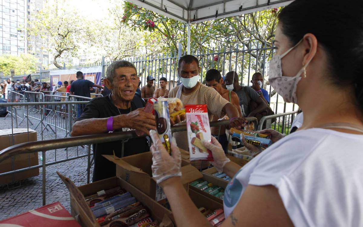 Rio de Janeiro 20/12/2020 - Natal na rua, o ex morador de rua Leo provome o Natal para moradores de rua. Foto: Luciano Belford/Agencia O DIa