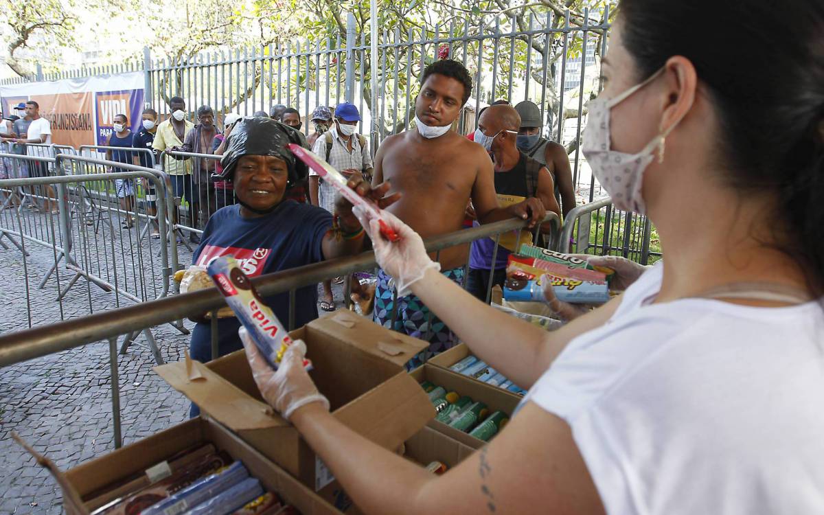 Rio de Janeiro 20/12/2020 - Natal na rua, o ex morador de rua Leo provome o Natal para moradores de rua. Foto: Luciano Belford/Agencia O DIa