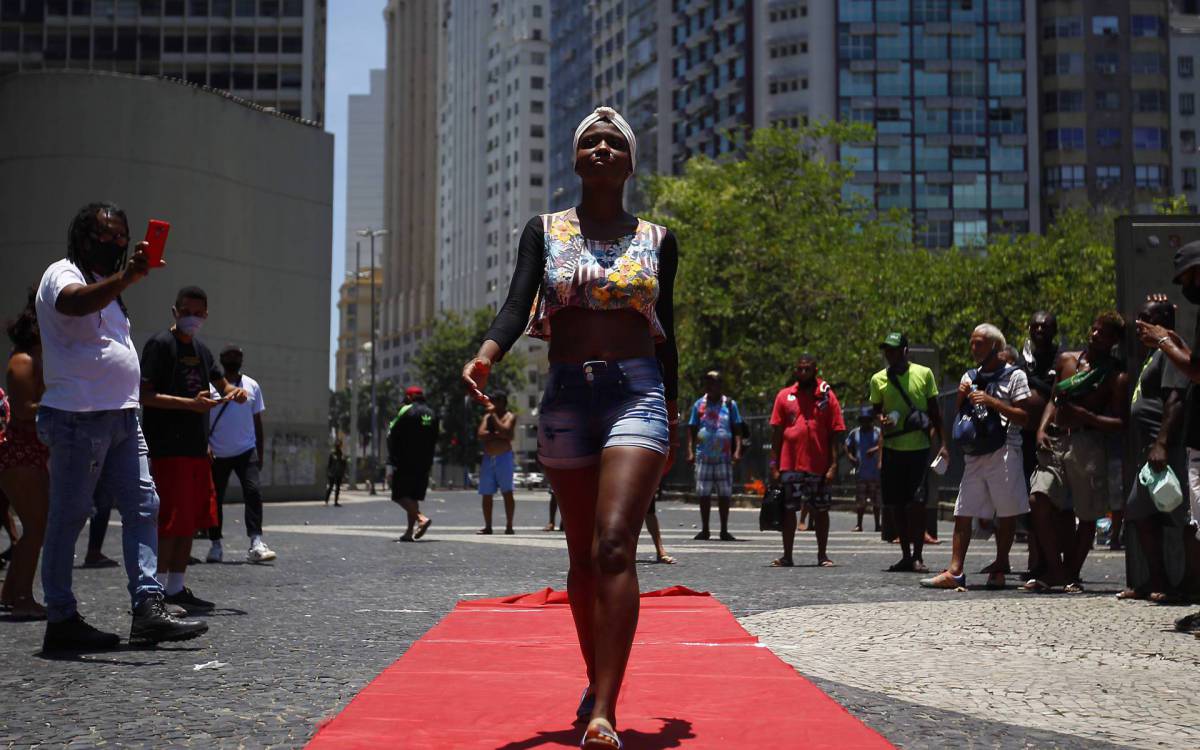 Rio de Janeiro 20/12/2020 - Natal na rua, o ex morador de rua Leo provome o Natal para moradores de rua. Na foto acima a Daiana Rocha desfilando no Largo da Carioca centro do Rio. Foto: Luciano Belford/Agencia O DIa