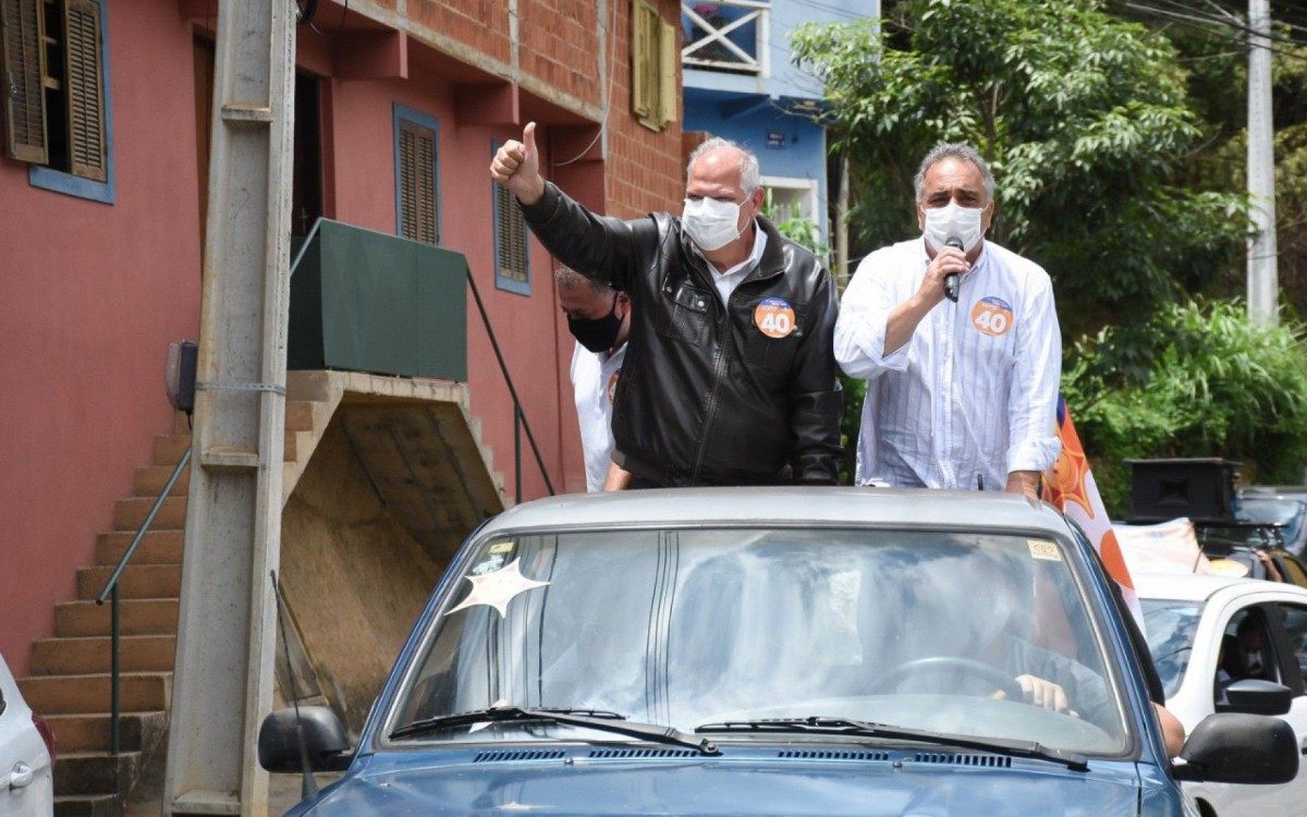 Bomtempo e o candidato a vice em sua chapa, Paulo Mustrangi, comemoram vitória no segundo turno das eleições em Petrópolis