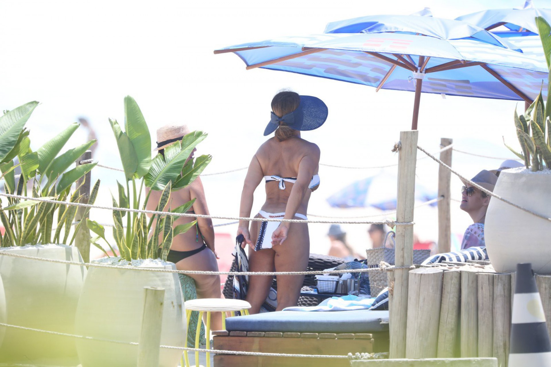 Sula Miranda, a eterna Rainha dos Caminhoneiros, curte dia de praia na Barra da Tijuca - André Freitas / Ag. News