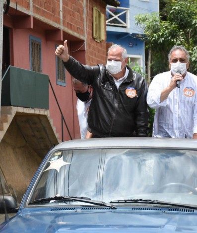 Bomtempo e o candidato a vice em sua chapa, Paulo Mustrangi, comemoram vit&oacute;ria no segundo turno das elei&ccedil;&otilde;es em Petr&oacute;polis - Reprodu&ccedil;&atilde;o