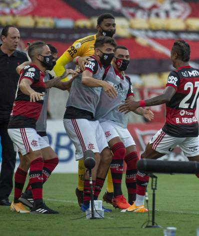 Bruno Henrique corre para o abraço após marcar o golaço no Maraca