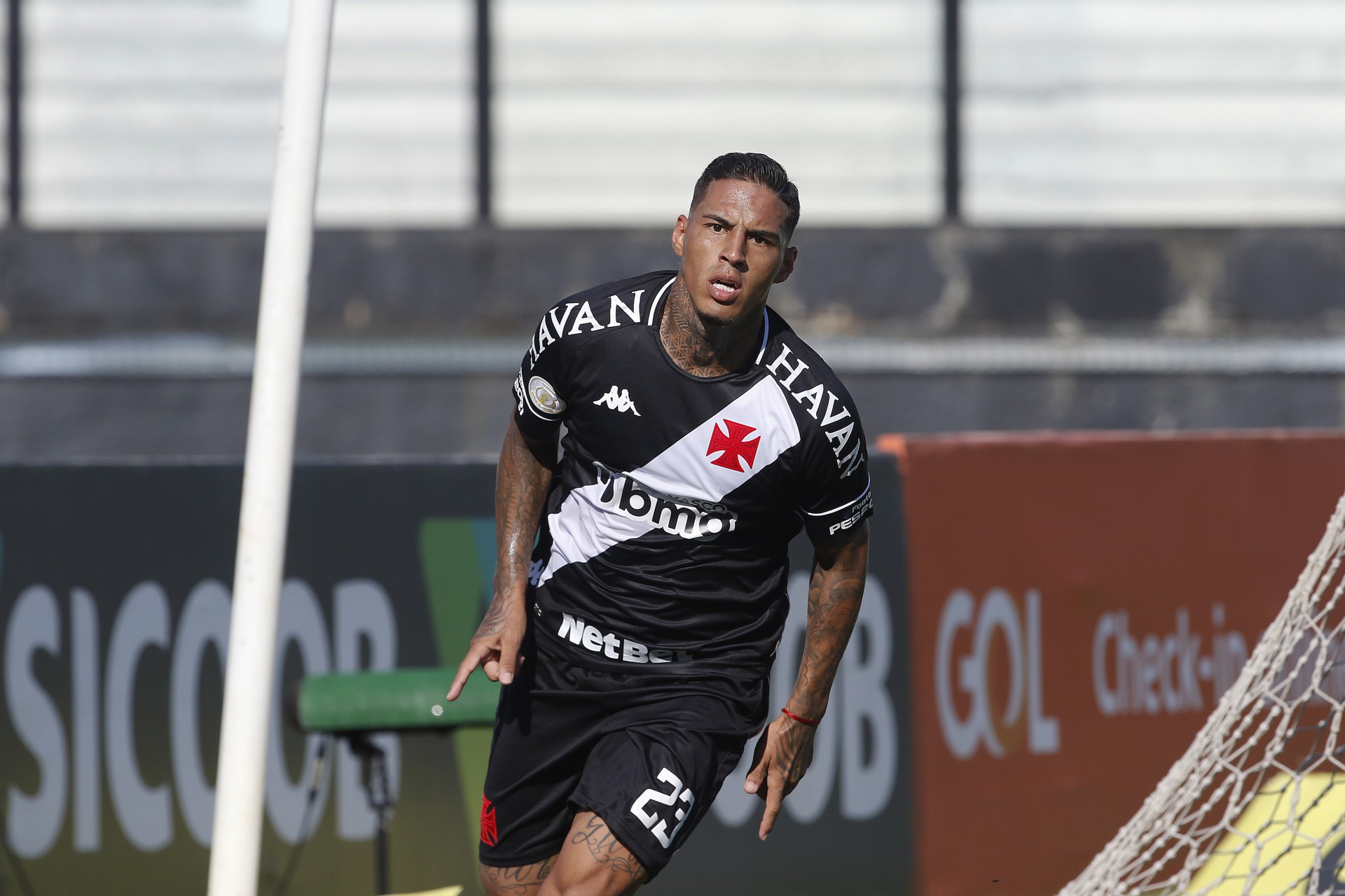 Staff de Carlinhos e Vasco não falam a mesma língua por rescisão contratual, e jogador pode voltar a treinar no clube 