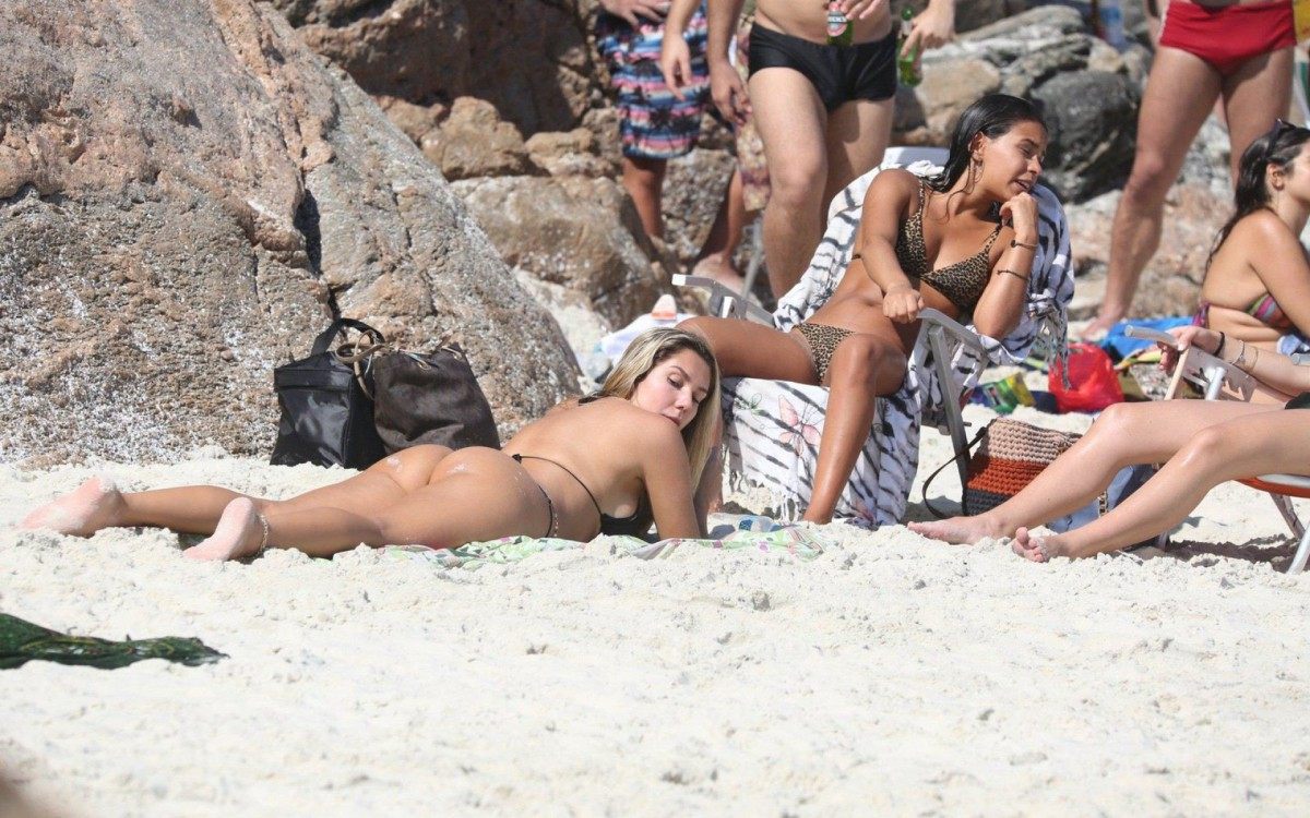 Carol Portaluppi curte dia de sol na Praia da Joatinga, na Zona Oeste do Rio