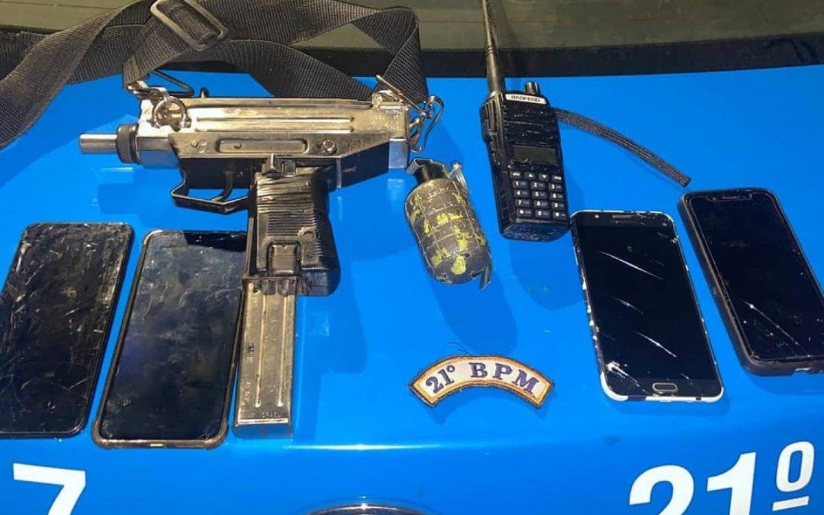 Com os acusados foram apreendidos uma submetralhadora, uma granada, um rádio transmissor e quatro celulares.  - Divulgação/ 21º BPM