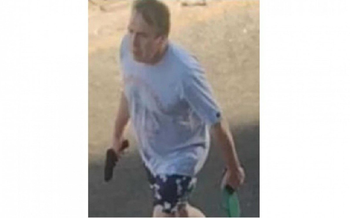 Prefeito de Cabo Frio saca arma no meio da rua para intimidar morador que o criticava  - Imagem de internet 