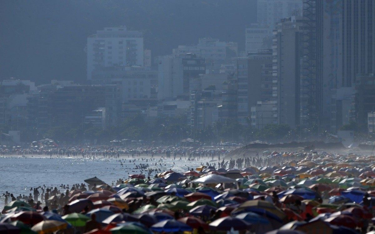 Movimenta&ccedil;&atilde;o de pessoas no primeiro dia de ver&atilde;o nas praias da Zona Sul do Rio - Daniel Castelo Branco
