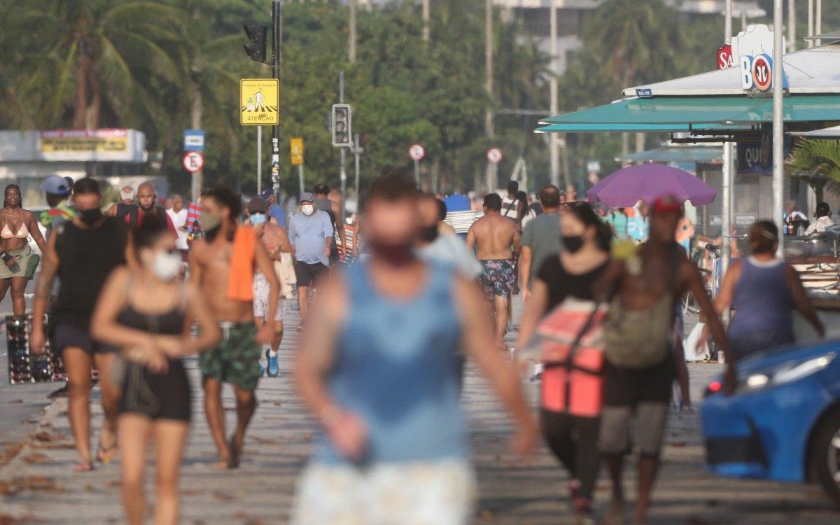 Movimenta&ccedil;&atilde;o de pessoas na Praia de Ipanema em meio &agrave; pandemia - Daniel Castelo Branco