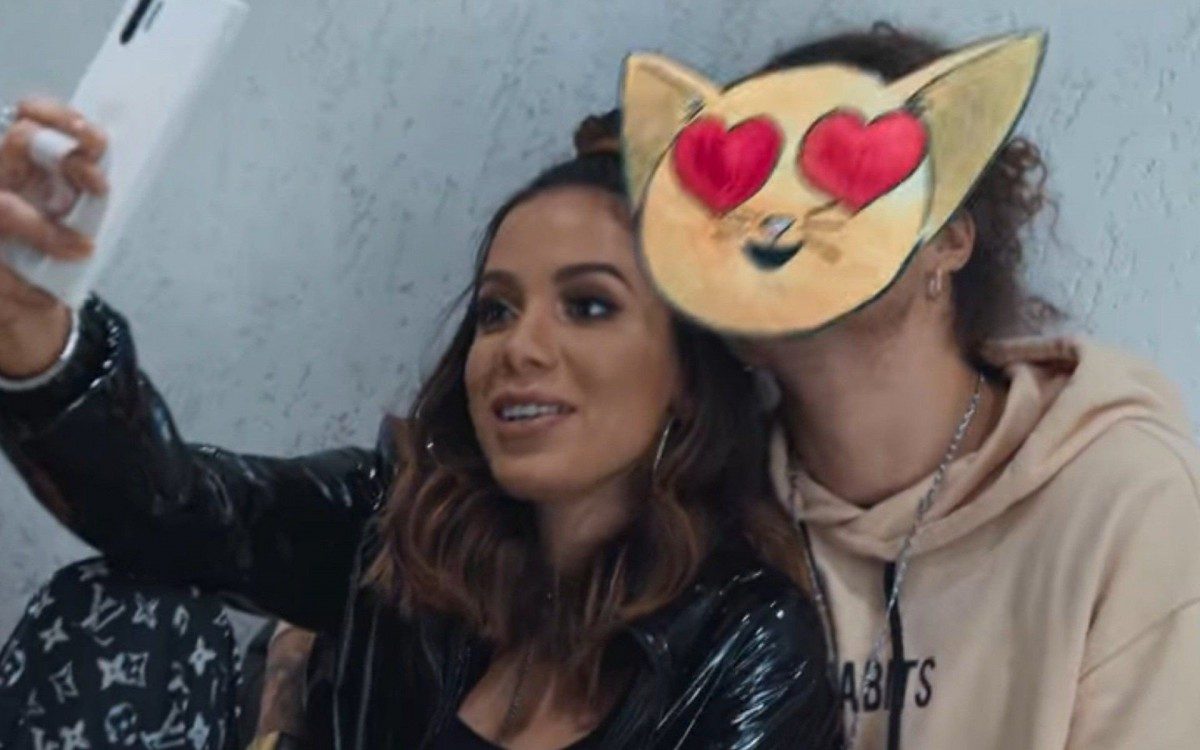 Anitta esconde boy em doc, e f&atilde;s apontam o cantor Vit&atilde;o