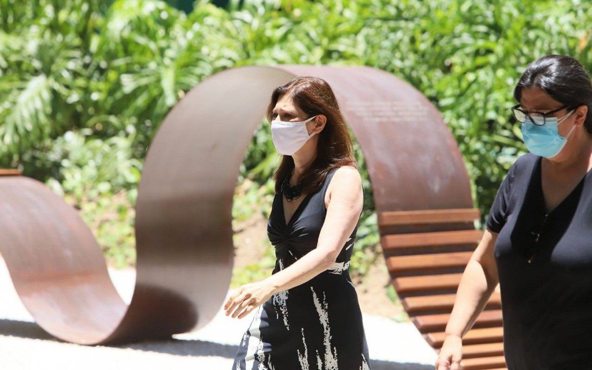 Beth Goulart no vel&oacute;rio da m&atilde;e, Nicette Bruno - Daniel Pinheiro/AgNews 