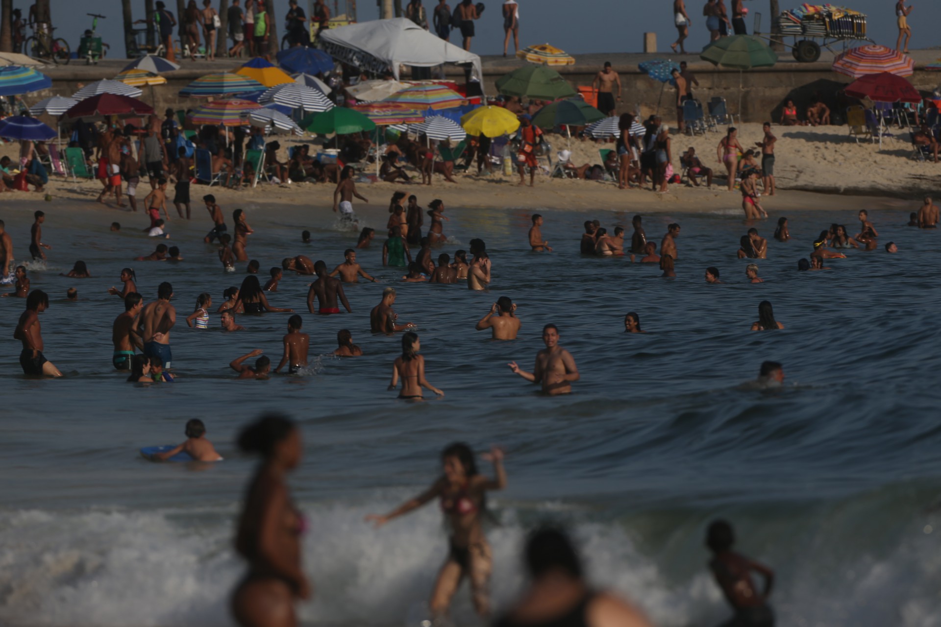 Banhistas v&atilde;o &agrave; praia no primeiro dia de ver&atilde;o  - Daniel Castelo Branco