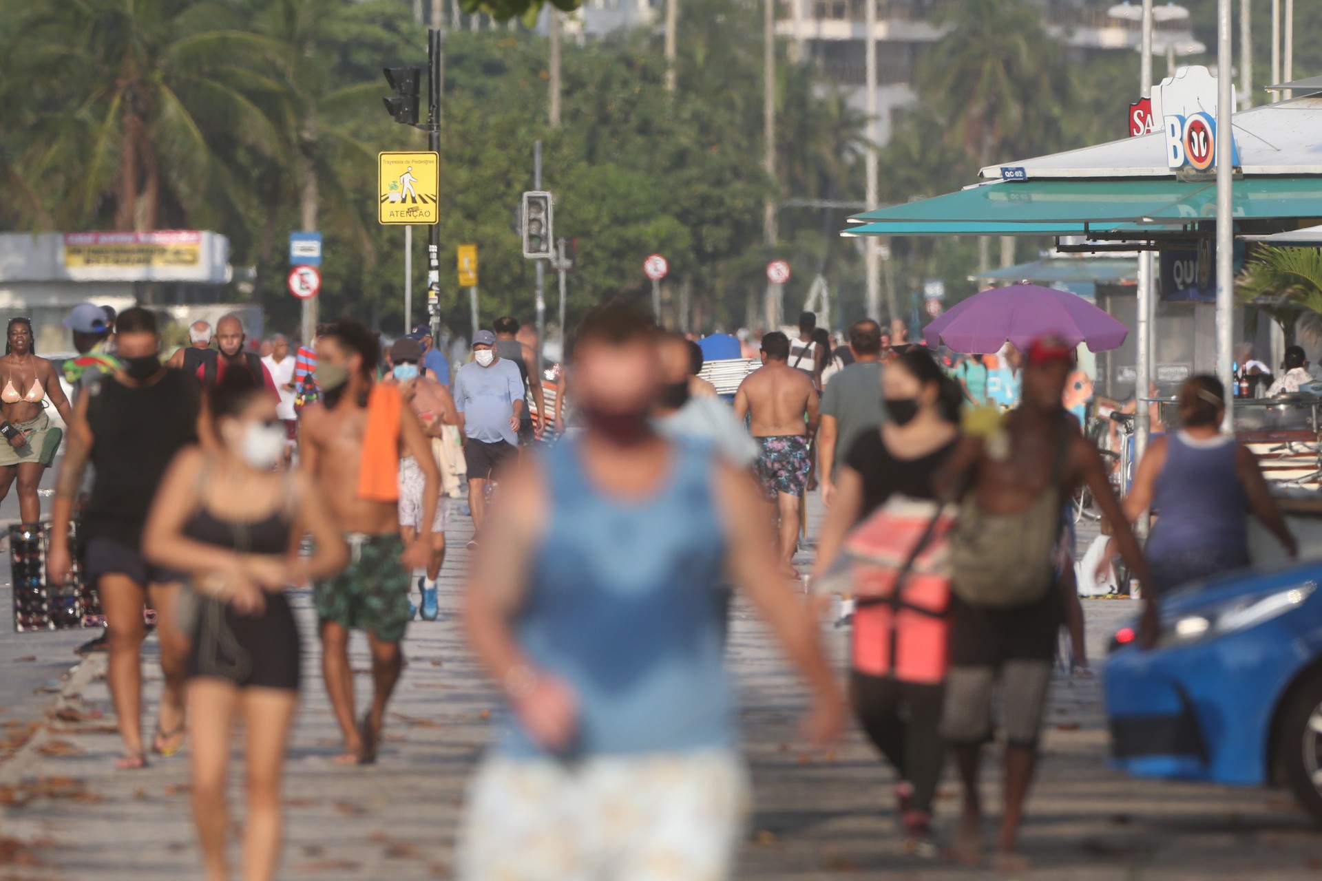 Movimenta&ccedil;&atilde;o de pessoas na Praia de Ipanema nesta segunda-feira - Daniel Castelo Branco