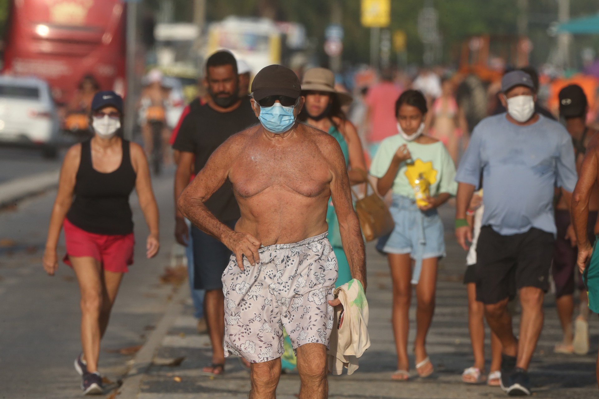 Cariocas se aglomera&ccedil;&atilde;o no primeiro dia do ver&atilde;o - Daniel Castelo Branco