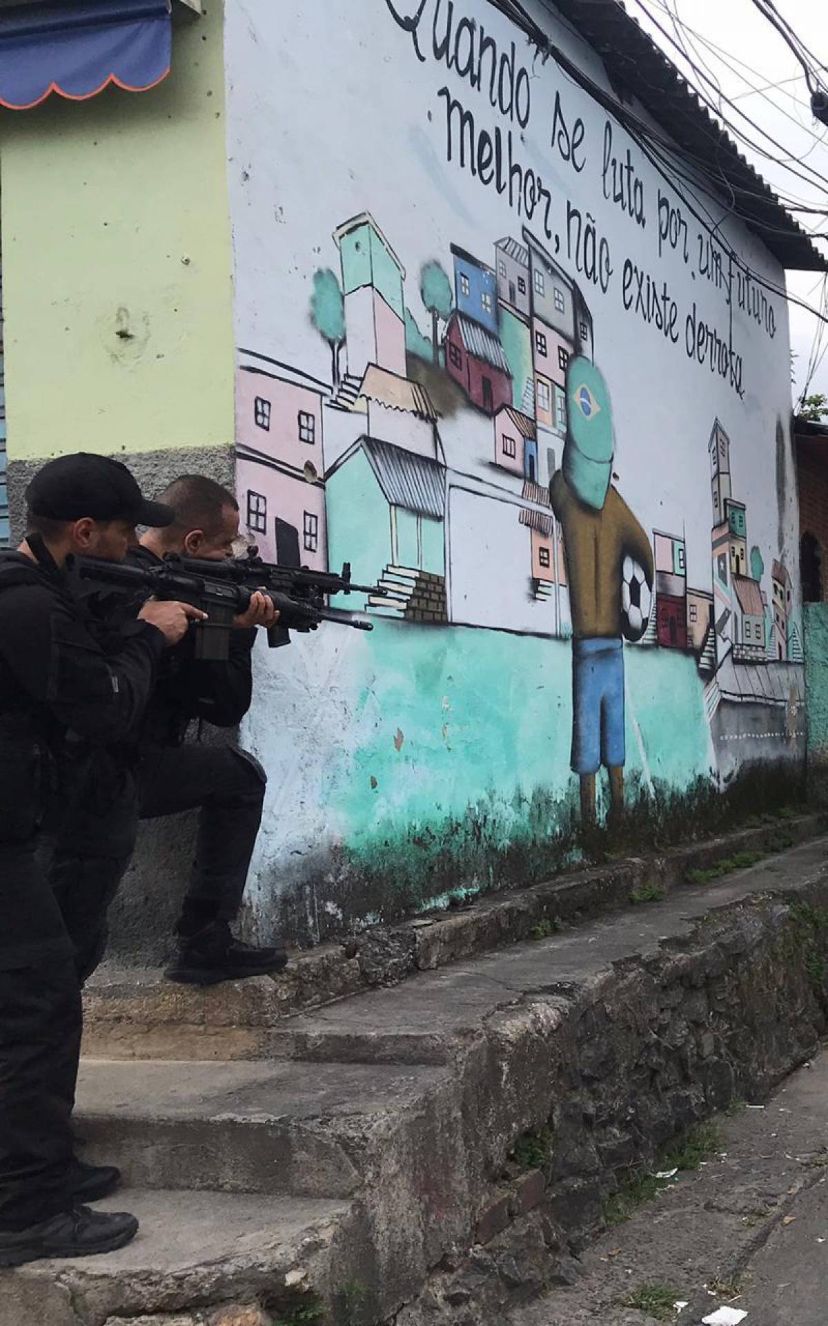 Equipes da Coordenadoria de Recursos Especiais (CORE) estão atuando em apoio à Operação Kasparov da Polícia Civil para cumprir mais de 60 mandados de prisão e mais de 50 de busca e apreensão em 13 favelas de Niterói, São Gonçalo e Saquarema.