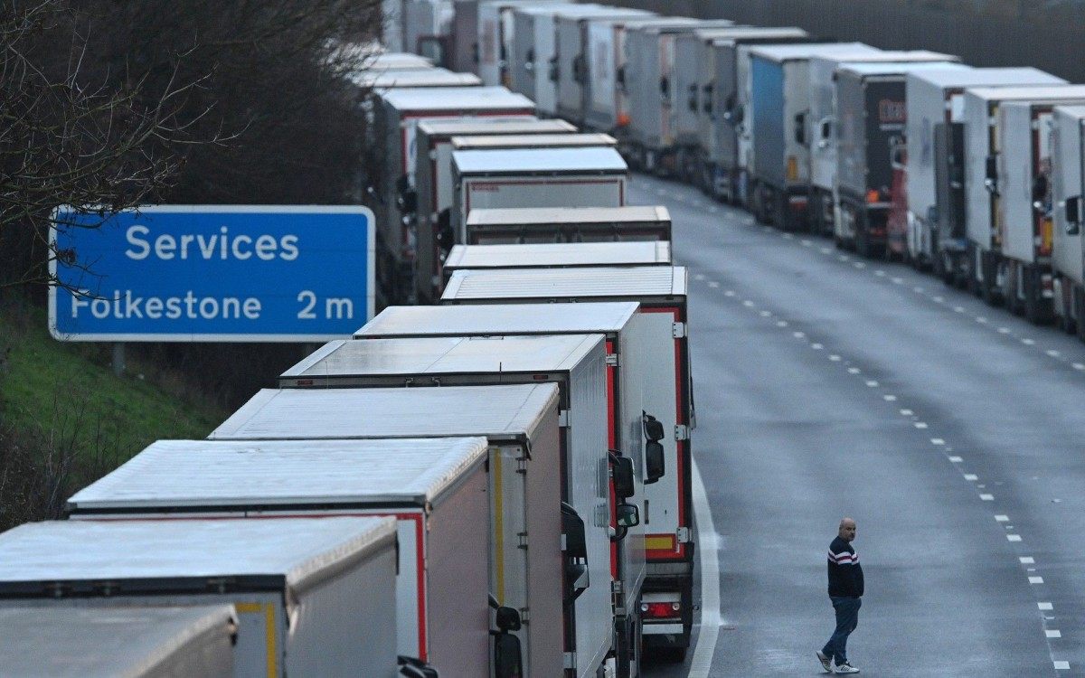 Segundo o Departamento de Transportes brit&acirc;nico, todos os servi&ccedil;os ferrovi&aacute;rios, a&eacute;reos e mar&iacute;timos entre os dois pa&iacute;ses seriam retomados a partir desta quarta-feira, 23 - JUSTIN TALLIS / AFP